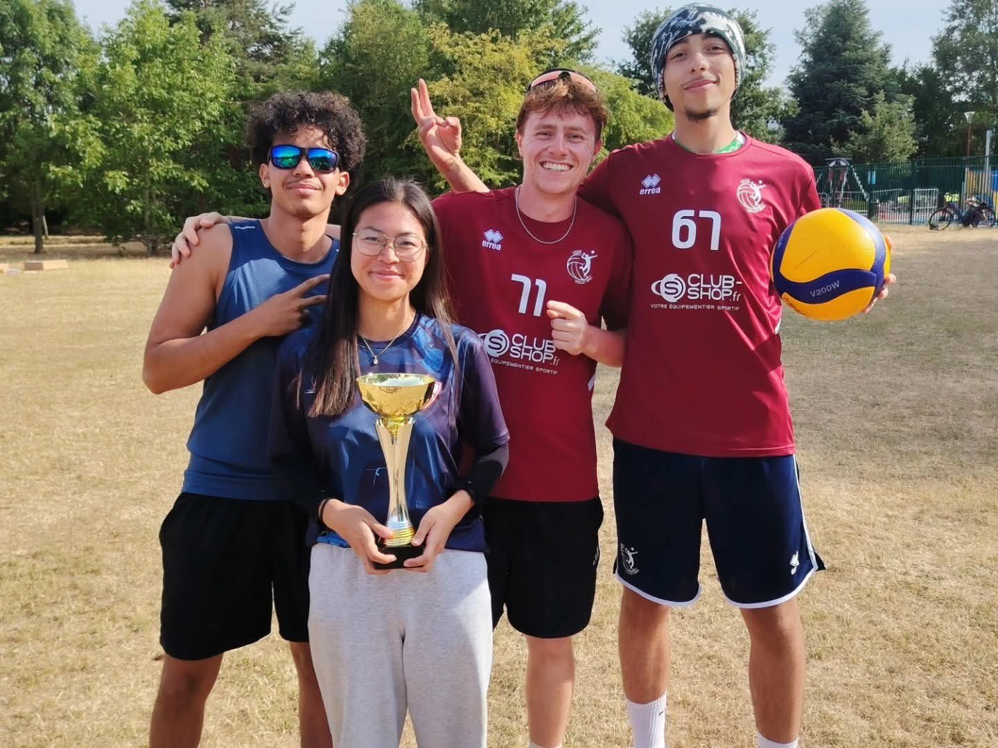 La coupe du tournoi en extérieur